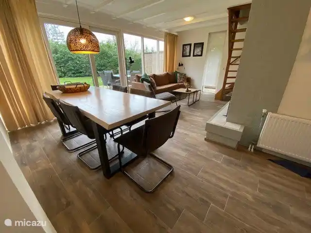 woonkamer zicht op ruime tuin